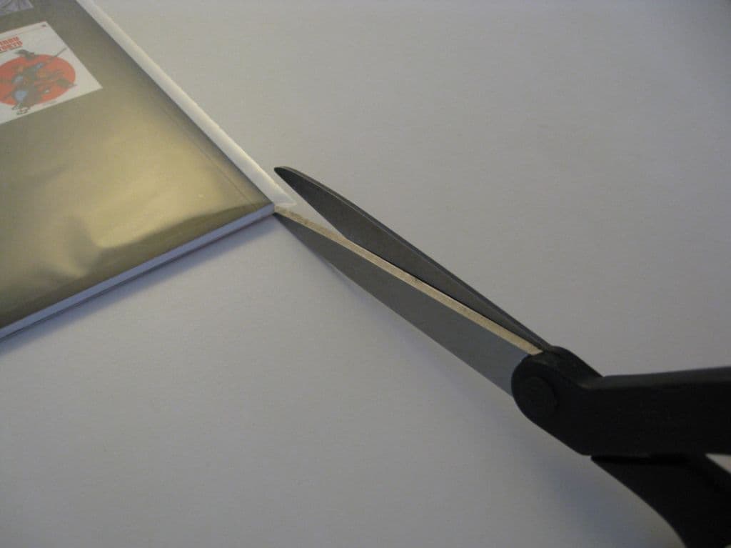 klipp ett snitt i plastfickan