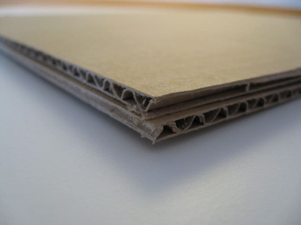 närbild på riktning på wellpappen