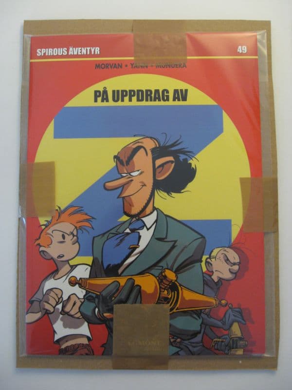 fixera tidningen med tejp på wellpappen